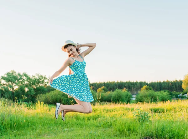 Mädchen mit Kamillenstrauß auf einem Feld mit hohem Gras — Stockfoto