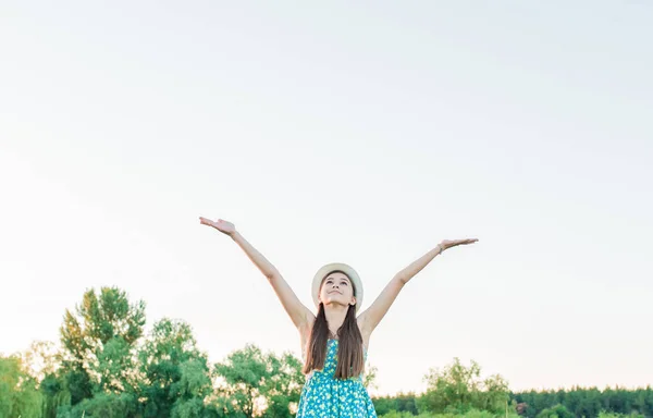 Девушка на открытом воздухе наслаждаясь летней природой . — стоковое фото