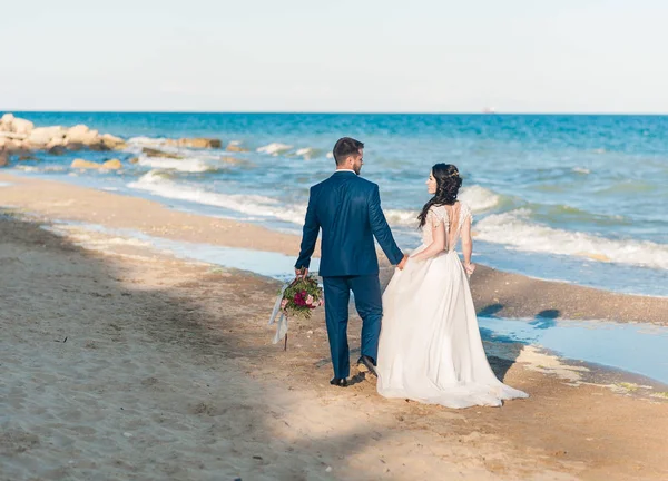 Novia y novio en la ceremonia de boda cerca del mar — Foto de Stock