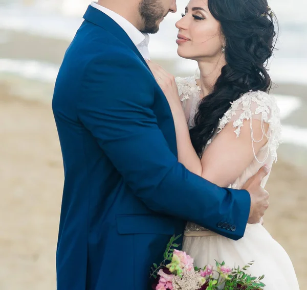 Noiva e noivo na cerimônia de casamento perto do mar — Fotografia de Stock