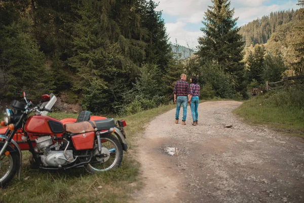Fotografia casal dirigir uma moto na floresta — Fotografia de Stock