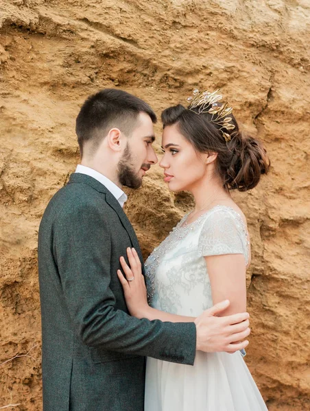 Noiva e noivo na cerimônia de casamento perto do mar — Fotografia de Stock