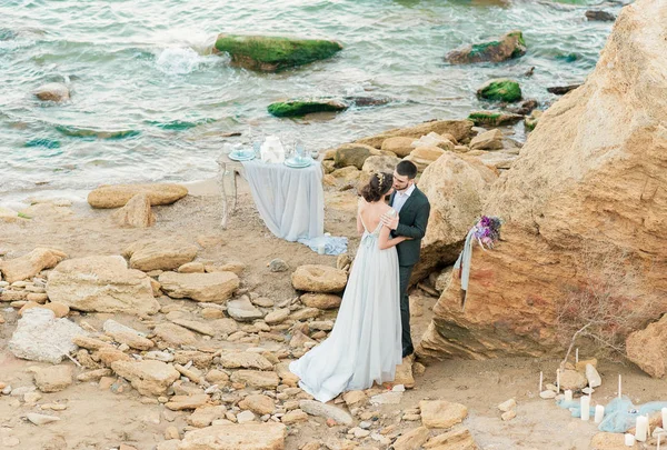 Наречений і наречений на церемонії одруження біля моря — стокове фото
