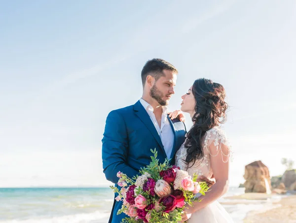 Gelin ve damat düğün töreninde deniz kenarında