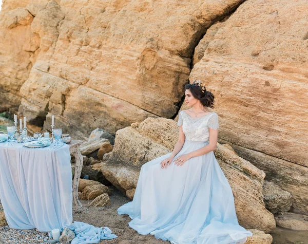 Hermosa novia romántica en vestido de lujo posando en la playa . —  Fotos de Stock