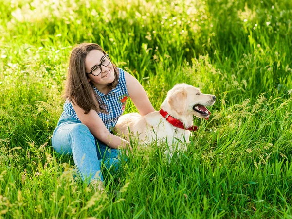 Счастливая собака и хозяин наслаждаются природой в парке — стоковое фото