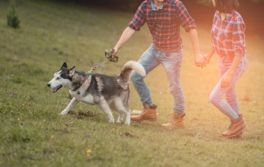 Sevgi dolu çift yaz tatile eğleniyor