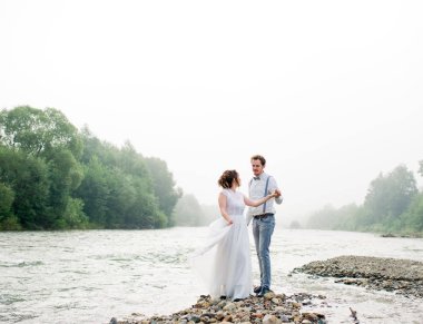 Mükemmel görünümü ile dağ yakınında güzel düğün çift ayakta