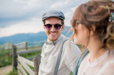 bir arka plan dağ Nehri üzerinde düğün kemer yakın düğün çift, damat ve gelin