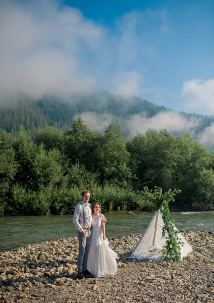 新しい結婚式のカップル巨大自然 — ストック写真