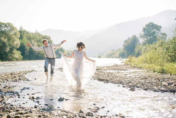 ヴィンテージの結婚式のカップル、素晴らしい景色と山の中で豪華な式典 — ストック写真