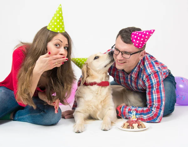 Chien joyeux anniversaire avec la famille dans les chapeaux d'anniversaire — Photo