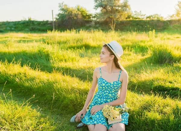 Jeune fille romantique lisant un livre assis sur l'herbe — Photo