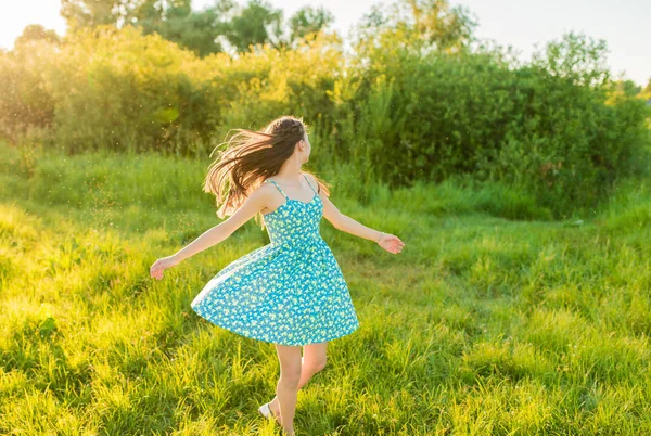 Schoonheid meisje vrouw buitenshuis genieten van de zomer natuur. — Stockfoto