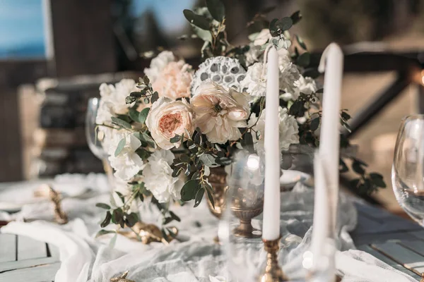 Belle table romantique décorée pour une date romantique — Photo