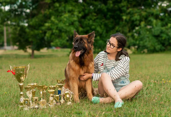 Vítěz německého ovčáka na trávě s zlaté medaile — Stock fotografie