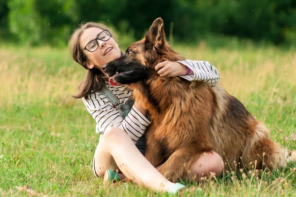 Joyeux chien allemand et propriétaire profitant de la nature dans le parc — Photo