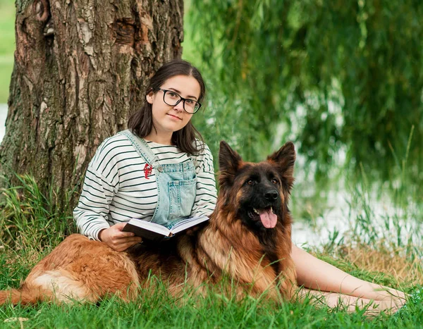 Šťastný německý pes a majitel požívající přírodu v parku — Stock fotografie