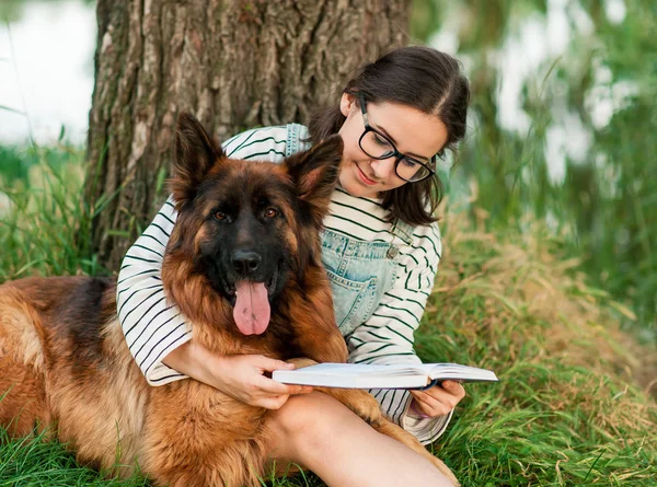 Sevimli Alman köpek ve sahibi parkta doğanın tadını çıkarın
