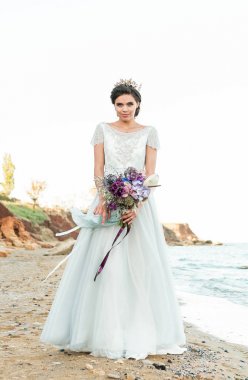 Güzel gelin açık havada. Düğün saç ve makyaj.