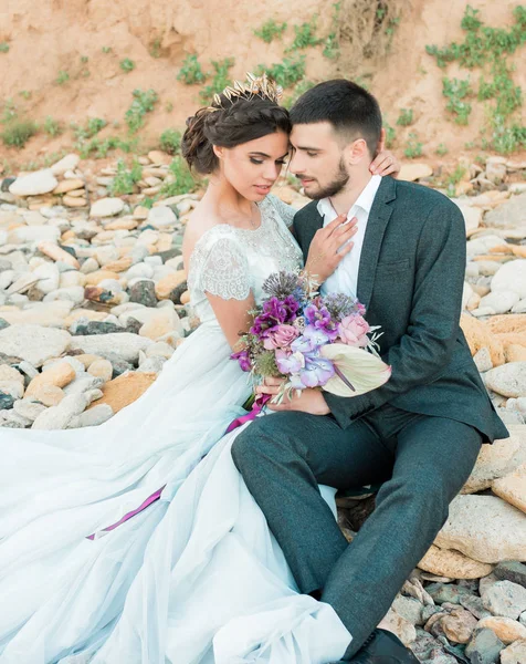 Bride and groom at wedding ceramony near sea — Stock Photo, Image