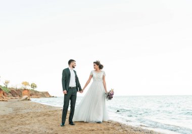 Gelin ve damat düğün töreninde deniz kenarında