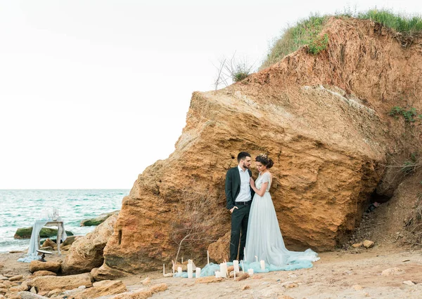 Gelin ve damat düğün töreninde deniz kenarında — Stok fotoğraf