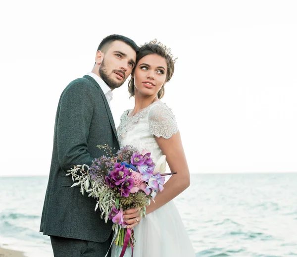 Noiva e noivo na cerimônia de casamento perto do mar — Fotografia de Stock