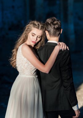 Gelin ve damat eski katedralin düğün töreninde.