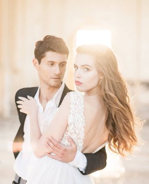 Çift düğün, elbise damat ve gelin düğün açık havada