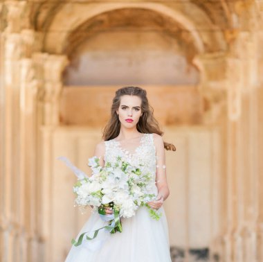 Lüks elbise güzel mimarisi poz içinde romantik güzel gelin