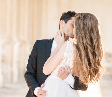 Gelin ve damat düğün töreninde kapalı