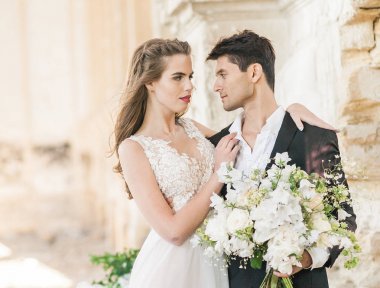 Gelin ve damat eski katedralin düğün töreninde.