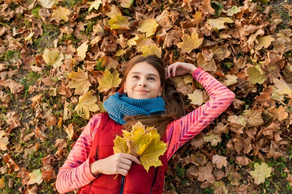 Beautiful girl in colorful autumn time outdoors — Stock Photo, Image