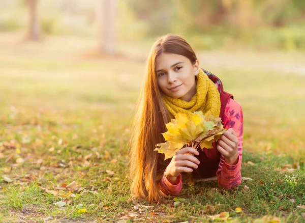 Hermosa chica en colorido otoño tiempo al aire libre —  Fotos de Stock