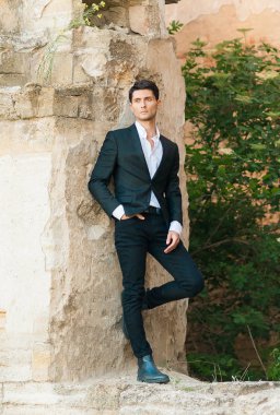 Damat sabah düğün töreni için hazırlanıyor..