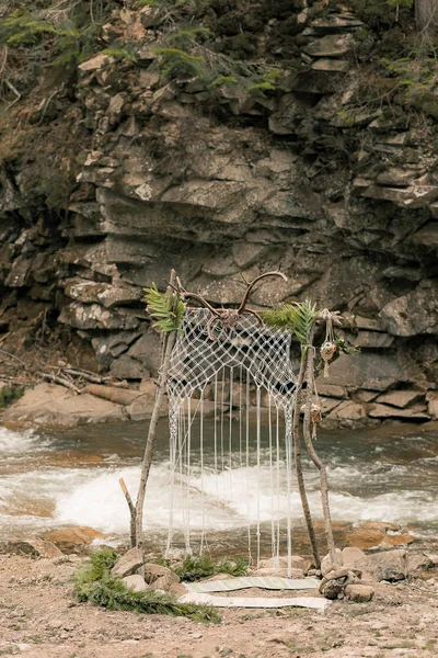 Arco de bodas cerca de un río de montaña. De cerca. — Foto de Stock