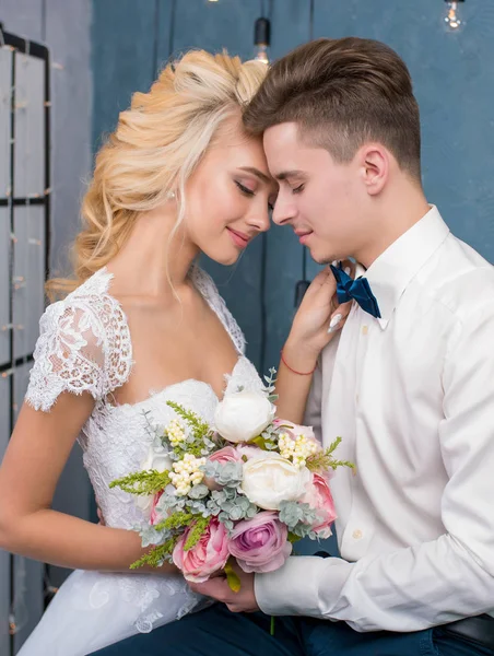 Felice sposa di lusso e sposo in studio interno — Foto Stock