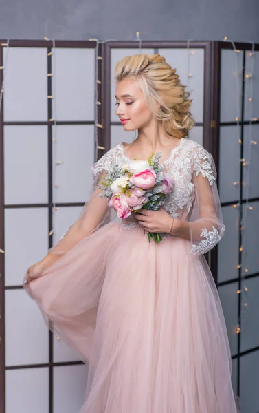 Novia en un vestido de novia en interior estudio interior —  Fotos de Stock