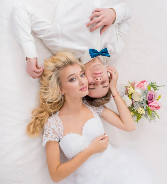 Élégant couple de mariage amoureux en studio intérieur — Photo