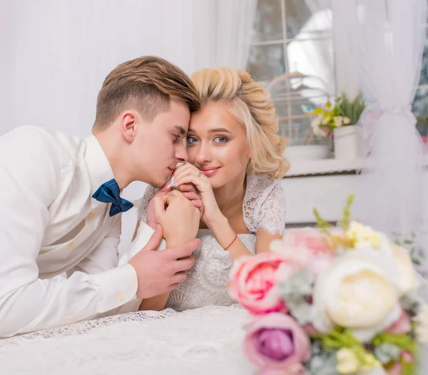 Elegante coppia di nozze amorevole in studio interno — Foto Stock