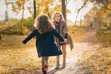 mutlu aile anne ve çocuk kızı sonbahar yürüyüş