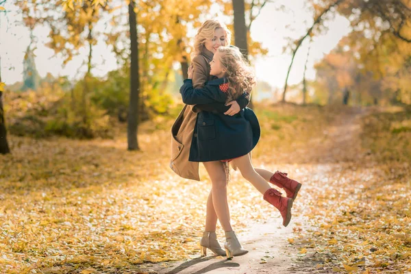 Gelukkige familie moeder en kind dochter op herfstwandeling — Stockfoto