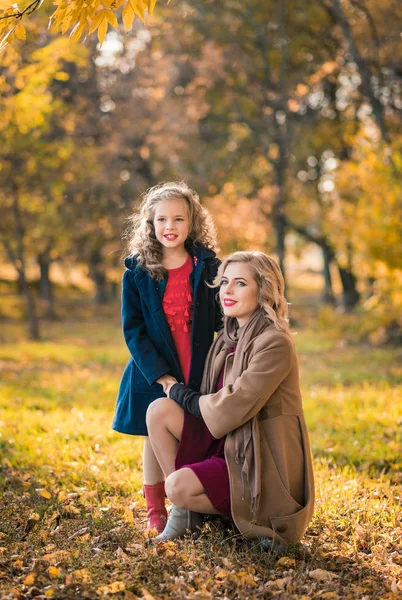 Beautiful mother and daughter in colorful autumn outdoors — Stock Photo, Image