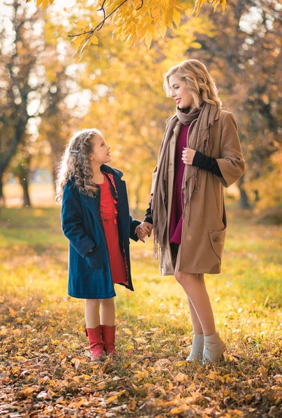 Schöne Mutter und Tochter im bunten Herbst im Freien — Stockfoto