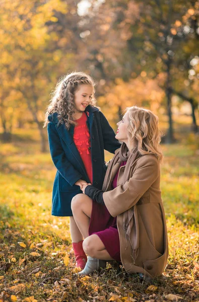 Bela mãe e filha no outono colorido ao ar livre — Fotografia de Stock