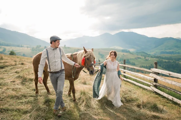 ピークの丘の上の馬と牧場で新郎新婦のヴィンテージ結婚式 — ストック写真