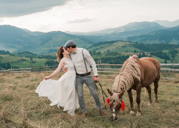 ピークの丘の上の馬と牧場で新郎新婦のヴィンテージ結婚式 — ストック写真