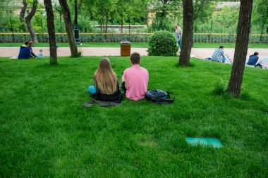 Mutluluğun geri görünümü Erkek ve kadın çiftler