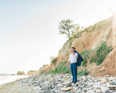 Sahilde düğün töreni için sabah hazırlanıyor damat